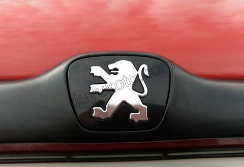 Bagaj Kapağı Armasıı P206 (PLAKA CITASI UZERI UFAK)